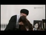 بوسیدن زیبای رهبر-دختر شهید رضایی نژاد