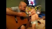 بچهی شیرین میرقصه با گیتار