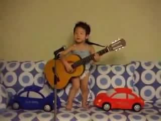 کودک 4 ساله کره ای گیتار می زند و می خواند: هی جوود!