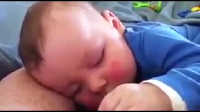 خنده زیبای کودک در خواب