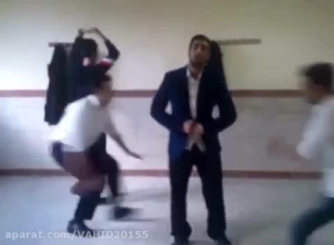 رقصیدن پسرها در کلاس مدرسه(آخرته خنده)