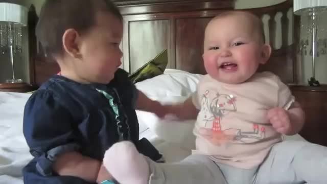 Lovely Baby&#039;s Playing Very Funny صحبت نوزادان شیرین تپل