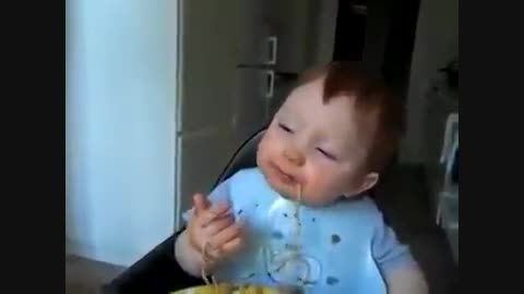 ماکارانی خوردن کودک...!