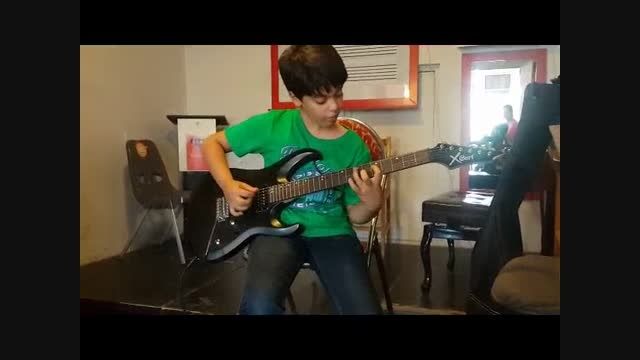 نواختن گیتار الکتریک توسط کودک 10 ساله-2 (نیما کاویانی)