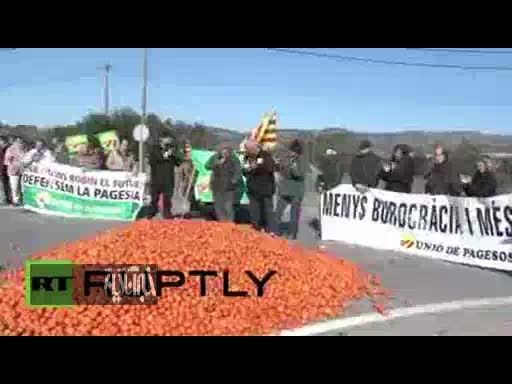 اعتراض میوه ای کشاورزان اسپانیایی به روسیه!!!