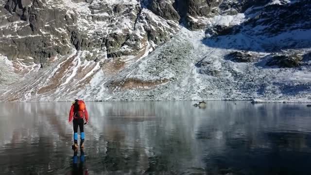 قدم زدن بر روی دریاچه یخ زده ای که همانند آئینه شفافه