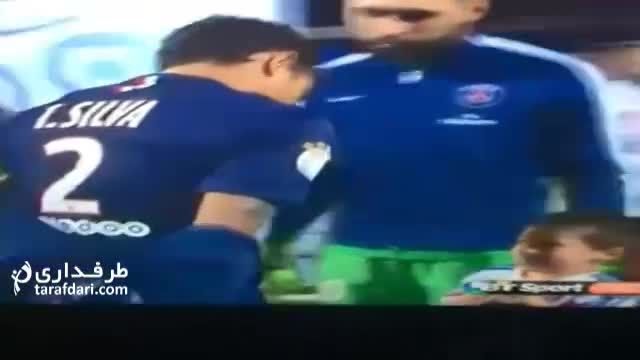 تیاگو سیلوا و دادن ژاکتش به یک کودک در بازی امشب