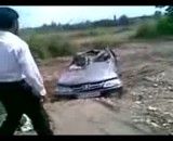 راننده عصبانی لودر پژو پارس را آهن قراضه کرد