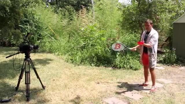 صحنه آهسته برخورد ژله با راکت تنیس