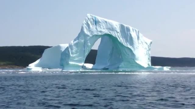 ریزش کوه یخ در آب