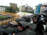 هواداران داماش زیر بارش شدید باران زیر چتر