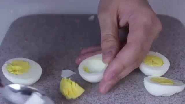 پوست کندن تخم مرغ آب پز
