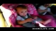 بچه با اهنگ موردعلاقش بیدار میشه و میرقصه (PSY)