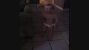 بچه رقاص !! (فقط آهنگه که بدنش رو قِر میده)