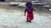 رقصیدن بچه ی سیاهپوست