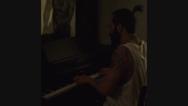 امیر تتلو در حال پیانو زدن