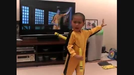 یک بچه ی 4 .5 ساله درست حرکات جکی چان رو انجم می دهد