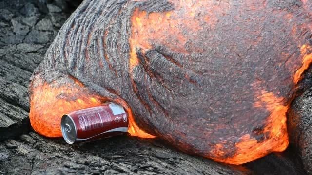 قوطی کوکاکولا بین مواد مذاب آتشفشان