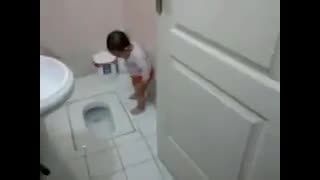 بچه در کاسه توالت