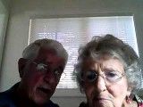 زن و شوهر دلنشین سالمند، در حال آزمایش کامپیوتر جدید خود