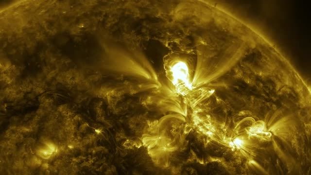 فیلم شگفت انگیز از انفجارهای هسته ای در سطح خورشید