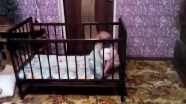 فرار زیرکانه کودک باهوش از تختش