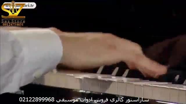 پیانو زدن مرد امریکایی