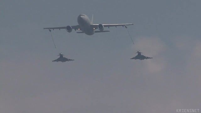 سوخت رسانی هوایی به جنگنده ها توسط A310