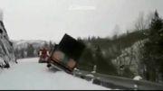 عملیات امداد در جاده های برفی نروژ و سقوط دلخراش دسته جمعی!