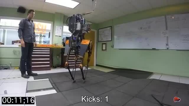 آزمایش پایداری روبات آتریاس با ضربات پا - زومیت