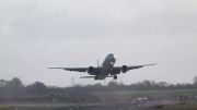تلاش بوئینگ 777 برای فرود در هنگام وزش یک باد شدید - فارنت
