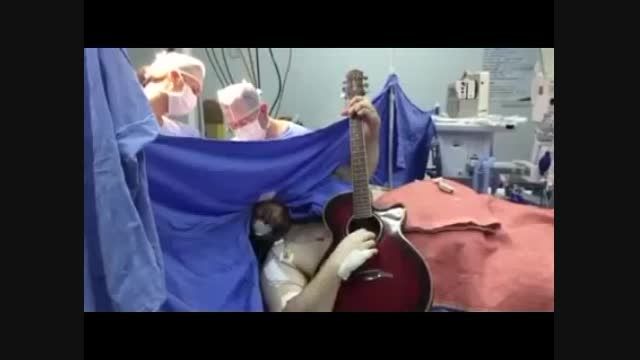 گیتار زدن بیمار هنگام جراحی