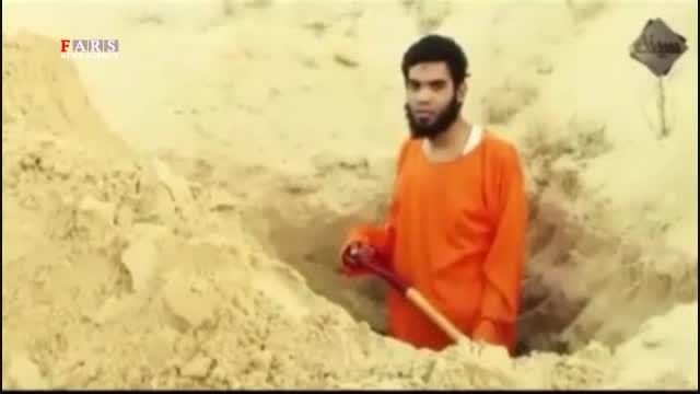 یک داعشی قبر خود را می کند