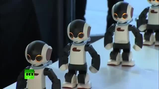حرکات نمایشی همزمان 100 ربات Robi در ژاپن
