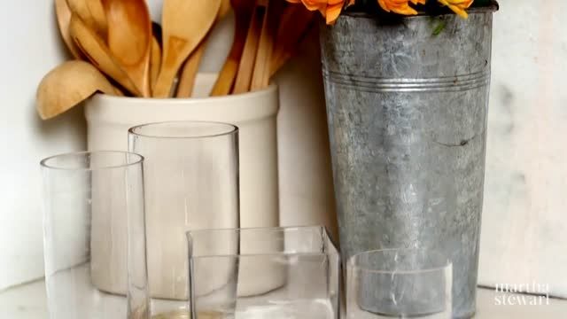 ترفندی بسیار ساده برای تمیز کردن گلدان های شیشه ای