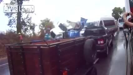 راننده در حال مرگ - مردم بار کامیون رو می دزدن