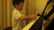 پیانو زدن بچه چهار ساله
