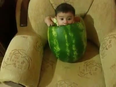 کودک در حال هندوانه خوردن