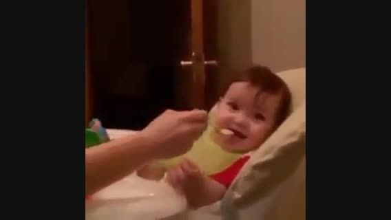 غذا خوردن بچه