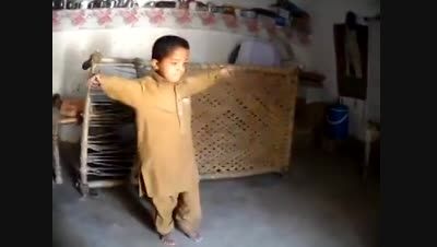 رقص پسر کوچک افغان