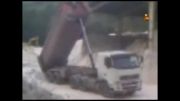 سقوط کردن کامیون هنگام تخلیه ی بار