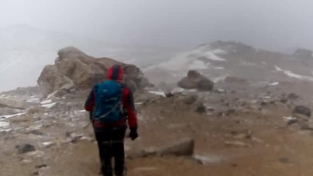 صعود زمستانه قله الوند همدان