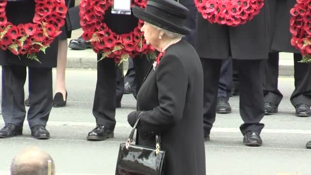 ادای احترام ملکه انگلیس به کشته شدگان جنگ