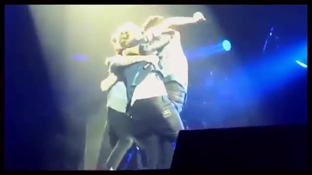 one direction falls on stage-part1