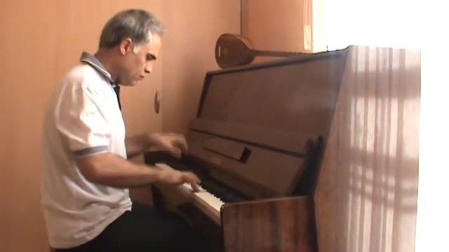 بداهه نوازی یک قطعه مشهور با پیانو