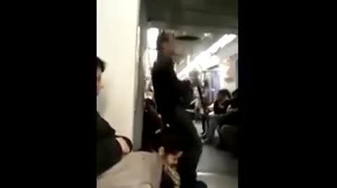 خواننده زنجیر پاره کرده مکزیکی در مترو