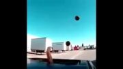 پرتاب توپ بسکتبال در حال رانندگی