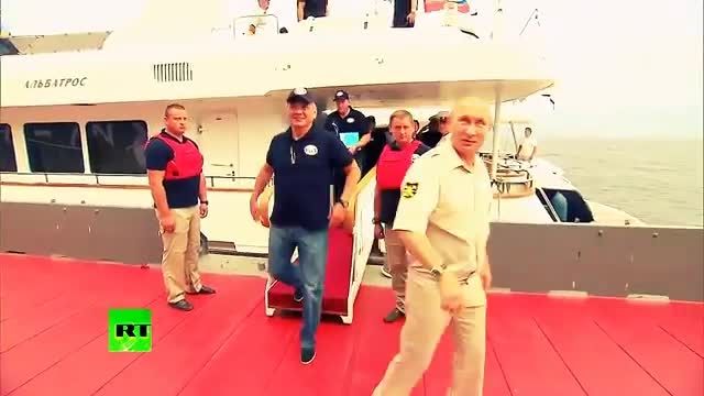 پوتین در زیر دریای سیاه یک زیردریایی را آزمایش و هدایت