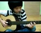 گیتار نوازی رو از بچه یاد بگیر