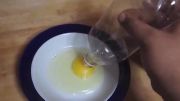 جدا کردن زرده از سفیده تخم مرغ با بطری آب معدنی